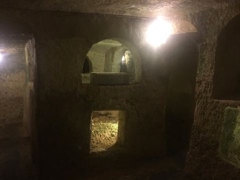 La Mesa del Ágape dentro de las catacumbas del museo Wignacourt.