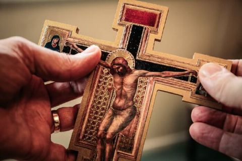Una fotografía en primer plano de un crucifijo.