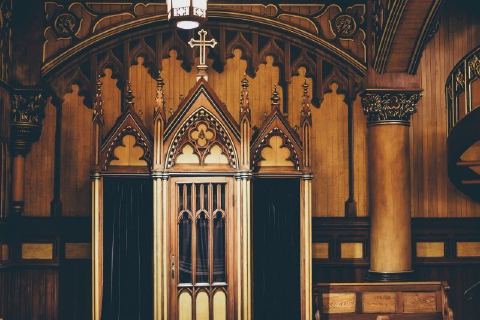 Un confesionario en la Basílica de Notre-Dame de Montreal, Canadá