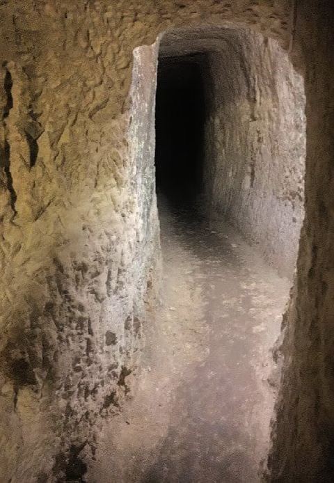 Un estrecho corredor que lleva a la oscuridad en las catacumbas del museo Wignacourt.