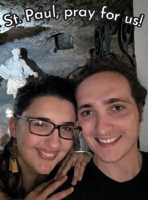 Chris Newton y Bérénice Newton en la gruta de San Pablo, Malta.