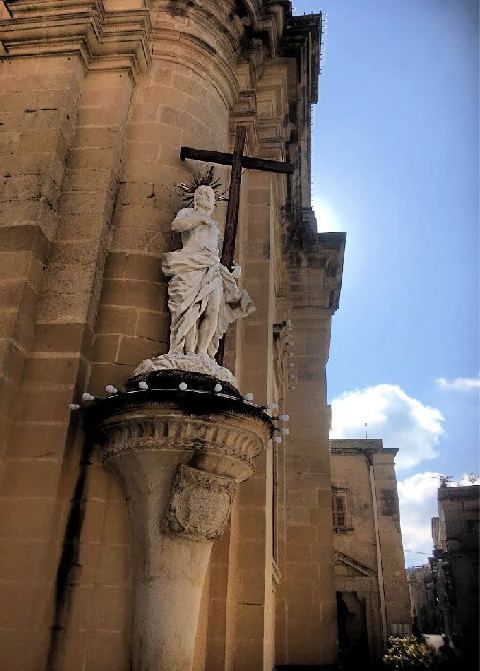 Una estatua de Cristo sosteniendo su cruz en Rabat, Malta.