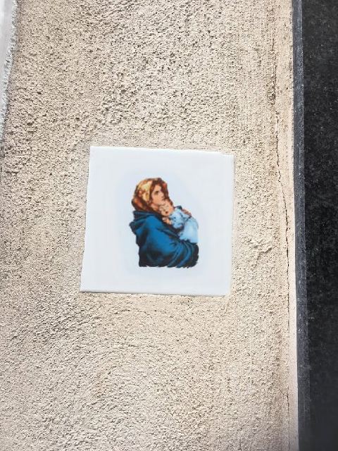 Imagen mural de la Virgen con el Niño en Malta.