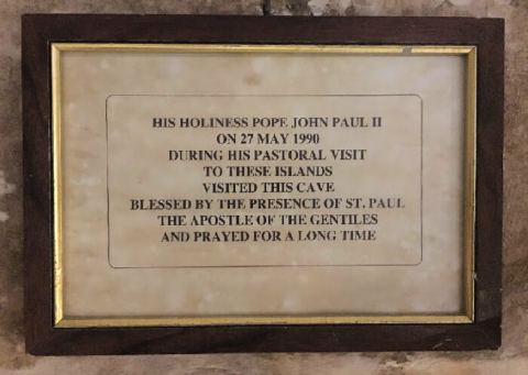 El papa san Juan Pablo II rezando en la gruta de San Pablo.