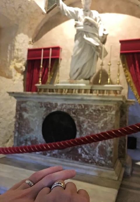 Matrimonio rezando frente a la estatua de san Pablo.