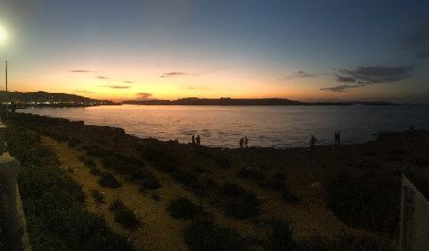 Vista de la isla de San Pablo en Malta, cerca de Qawra.
