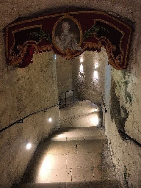 Escalones de piedra que bajan hacia la gruta de San Pablo.