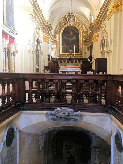 La iglesia colegial de San Pablo sobre la gruta de San Pablo.