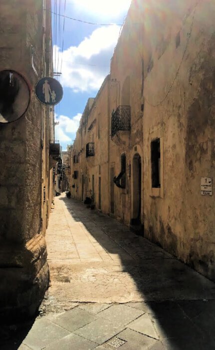 Una calle con curva en Rabat, Malta.